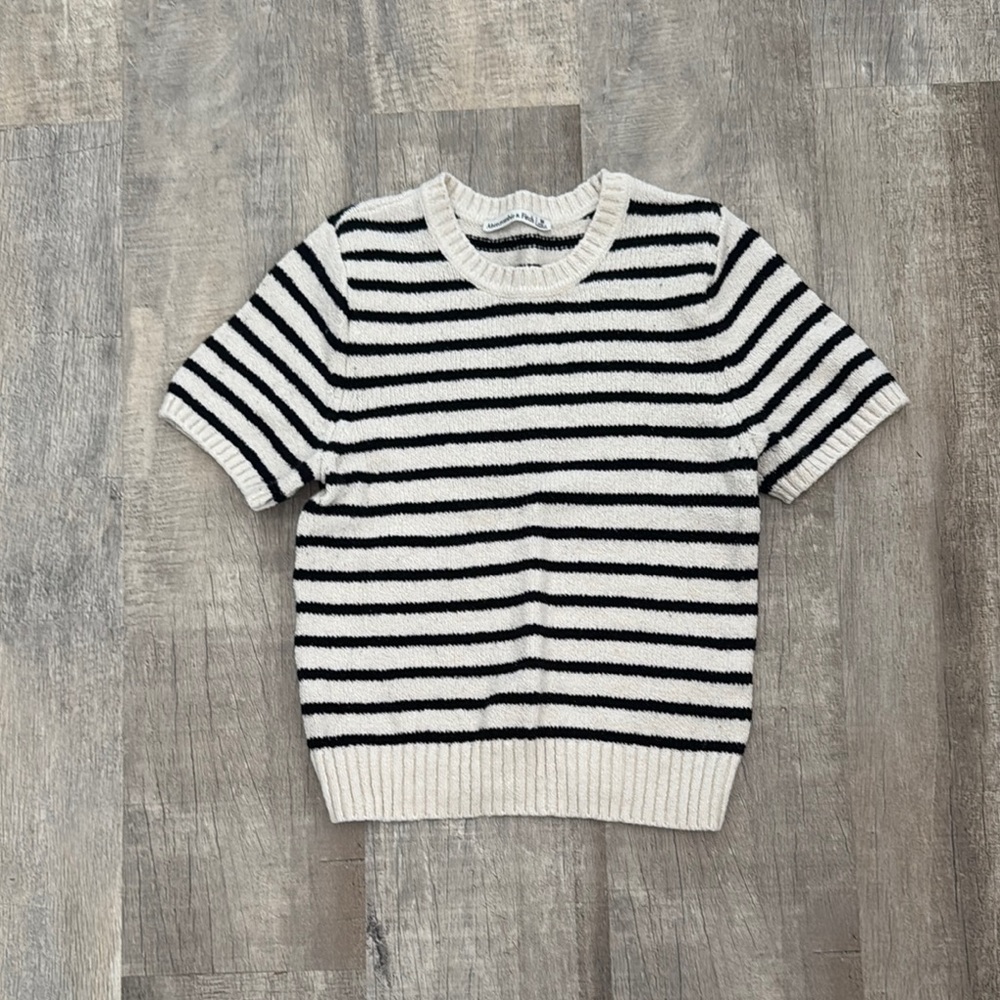 Abercrombie & Fitch black and white striped short sleeve sweater top